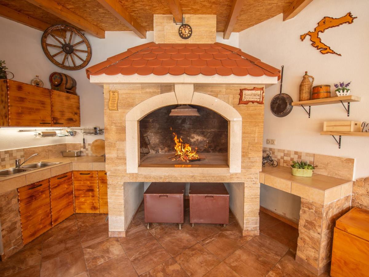 Holiday Home Near Trogir Kastel Stafilic Luaran gambar